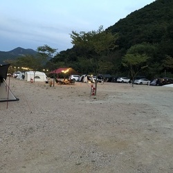 밤에 오토캠핑하시는 모습